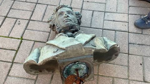 В центре Киева снесли бюст Пушкина с более чем вековой историей