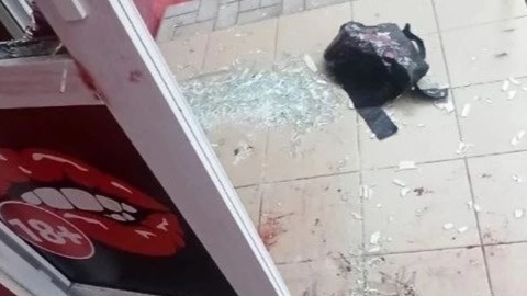 Разбойник заснул на крыльце ограбленного им секс-шопа