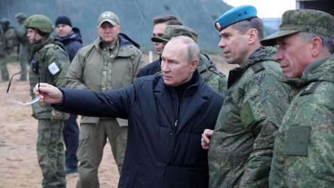 Путин часто берет в руки оружие