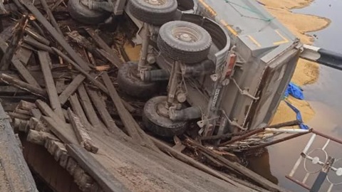 В Приамурье мост рухнул под проезжавшим большегрузом