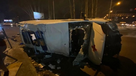 Пьяный водитель опрокинул скорую помощь в Новосибирске