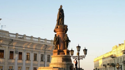 Памятник основателям Одессы изуродовали петлей