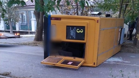 Шесть человек оказались в больнице после опрокидывания автобуса в Керчи
