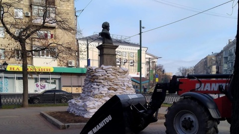 Памятник Пушкину в Харькове защитили от вандалов мешками с песком