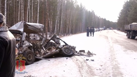 Три человека погибли в смятой легковушке на трассе в Красноярском крае