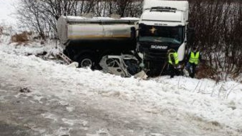 Два человека погибли в ДТП с большегрузом на томской трассе