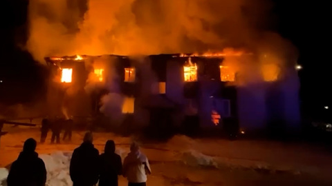 В Салехарде горит жилой барак, есть погибший