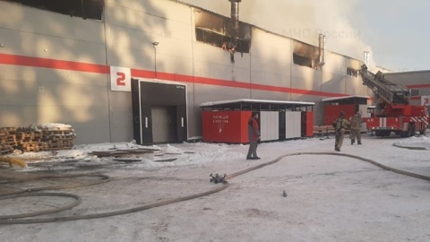 Крупный пожар на мебельном складе тушат в Екатеринбурге