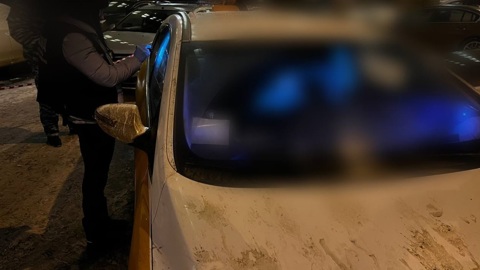 Задушенного таксиста нашли в машине, припаркованной в московском дворе