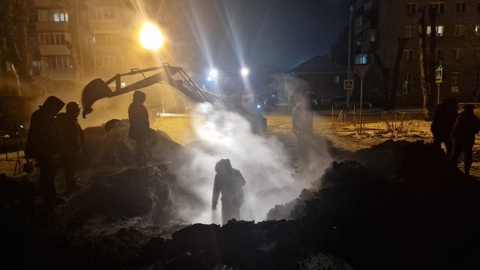 В Омске школьница провалилась в яму с кипятком