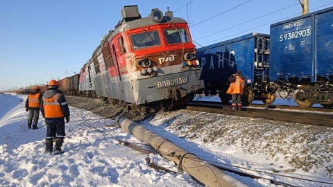 Под Новосибирском локомотив столкнулся с КамАЗом