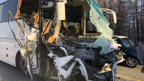 В Якутии автобус врезался в грузовик, пострадали 11 человек