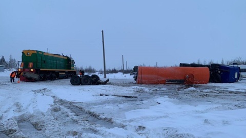 В Новом Уренгое тепловоз снес автоцистерну