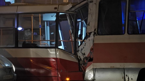 Более 10 человек пострадали в столкновении трамваев в Новосибирске