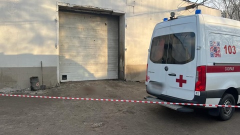 Мужчину придавило воротами автомойки на севере Москвы