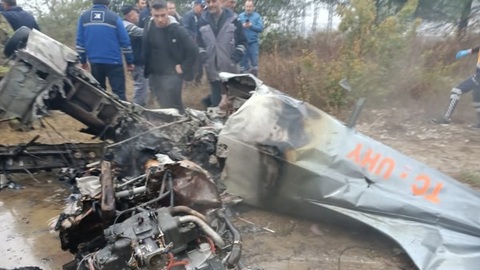 Часть самолета ВВС Турции упала на парковку