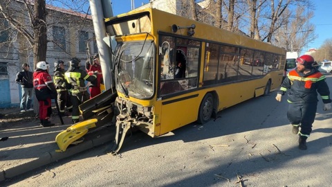 Автобус врезался в столб в Саратове, пострадали 10 человек