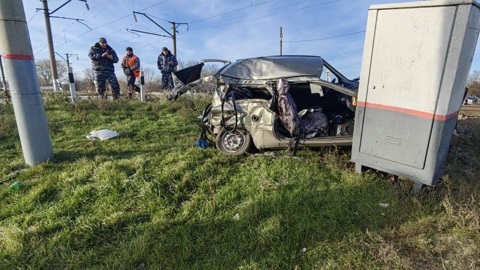 Два человека погибли в столкновении поезда с "Окой"