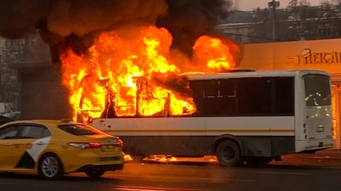 На западе Москвы вспыхнул пассажирский автобус
