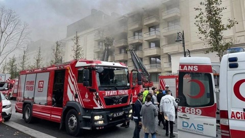 Роскошный отель загорелся в центре Стамбула