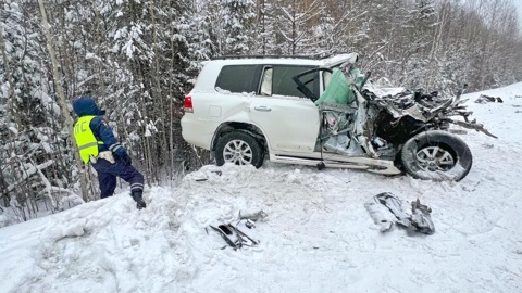 На Урале внедорожник лоб в лоб врезался в автобус с пассажирами