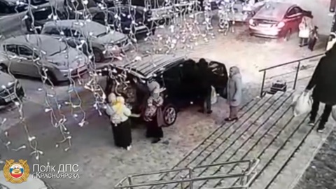 В Красноярске наказали водителя, возившего в багажнике четверых детей