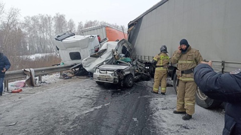 Фуры раздавили легковушку под Красноярском, погиб один человек