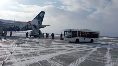 Самолет экстренно сел на Сахалине из-за вспыхнувшего аккумулятора