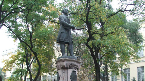 В Днепропетровске снесли памятник Ломоносову
