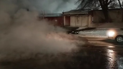 Машина с людьми упала в яму с кипятком в Саратове
