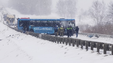 В страшной аварии с автобусом в Кемеровской области погибли пять человек