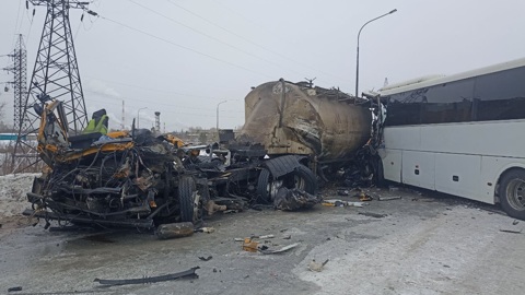 Два человека погибли в аварии с автобусом и КамАЗом в Новокузнецке