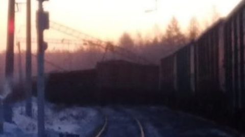 Больше 20 грузовых вагонов сошли с рельсов в Амурской области