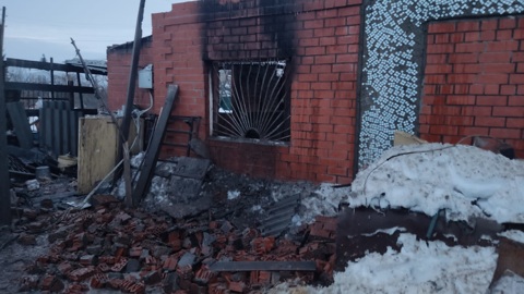 Три человека сгорели в дачном домике под Омском
