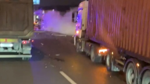 Движение на МКАД ограничила тройная авария