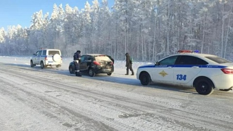 Полицейские эвакуировали людей, замерзавших на трассе при -50 градусах