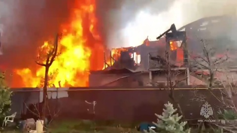 В Сочи огонь охватил три частных дома