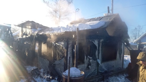 Три человека погибли при пожаре в частном доме