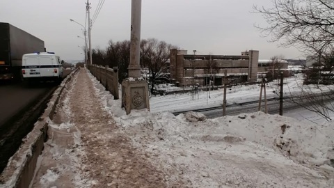 Житель Уфы упал со скользкого моста и погиб