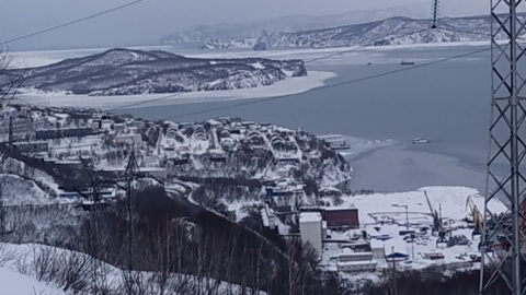 На Камчатке спасли застрявшее во льдах судно