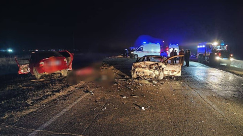 Два человека погибли и трое ранены при столкновении двух автомобилей