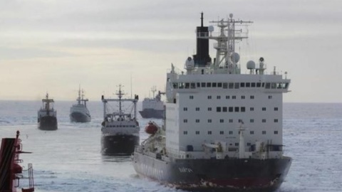 Танкер ВМФ России спас тонущего в океане француза и его собаку
