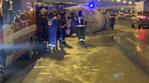 Из-за перевернувшейся бетономешалки частично перекрыли движение на КАД