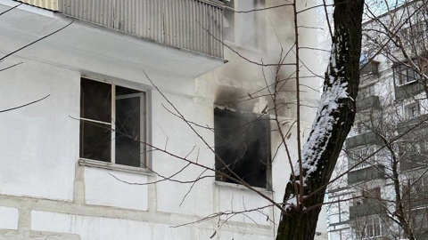 Зарезанного мужчину нашли в горящей квартире на востоке Москвы