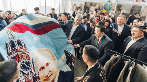 Глава Бурятии купил монгольский ковер с Путиным