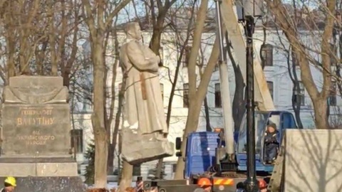 В Киеве не смогли сразу сломать памятник генералу Ватутину