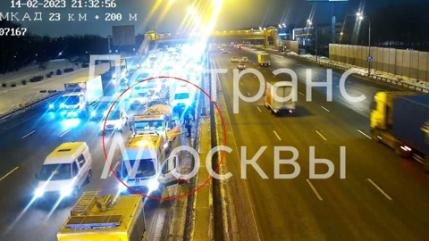 На МКАД легковушка влетела в автомобиль дорожников
