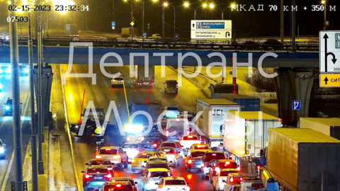 Два грузовика и легковушка столкнулись на МКАД