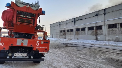 Масштабный пожар на красноярском складе удалось локализовать