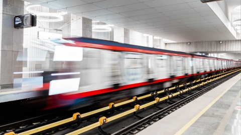 Движение поездов в московском метро нарушил человек на путях